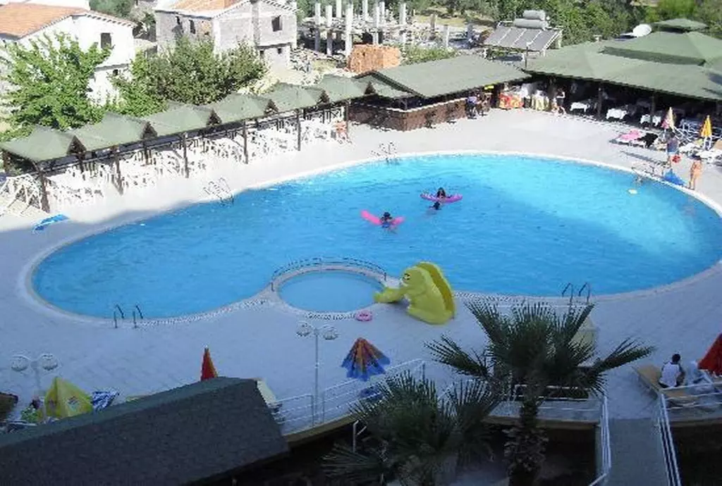 hotel flora suites kusadasi_shabavizparvaz_03.jpg